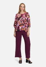 Casual-Bluse mit Muster / Modellfoto Vorderseite (Outfit)