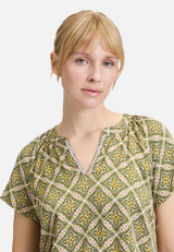 Blusenshirt mit Muster / Detailbild