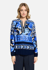 Longbluse mit Stehkragen / Modellfoto Vorderseite