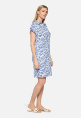 Casual-Kleid mit überschnittenen Ärmeln / Modellfoto Vorderseite (Outfit)