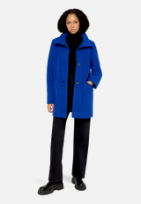 Kurzmantel mit Stehkragen / Modellfoto Vorderseite (Outfit)