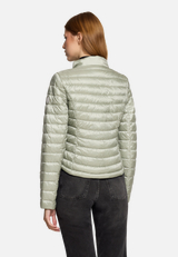 Steppjacke mit Stehkragen / Modellfoto Rückseite