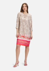 Sommerkleid mit Rundhalsausschnitt / Modellfoto Vorderseite (Outfit)