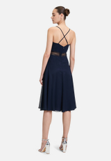 Cocktailkleid mit Wasserfallausschnitt / Modellfoto Rückseite