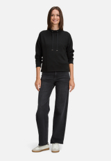 Sweatshirt mit Stehkragen / Modellfoto Vorderseite (Outfit)