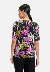 Basic Shirt mit Print / Modellfoto Rückseite
