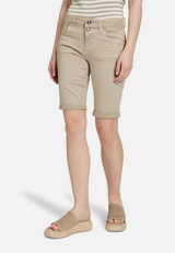 Shorts mit Stickerei / Modellfoto Vorderseite