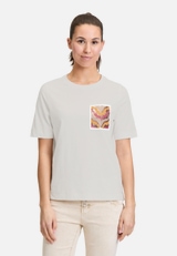 Halbarm-Shirt mit Rundhalsausschnitt / Modellfoto Vorderseite