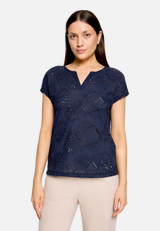 Casual-Shirt mit V-Ausschnitt / Modellfoto Vorderseite