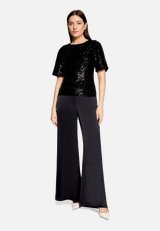 Pailletten-Bluse mit Flügelärmeln / Modellfoto Vorderseite (Outfit)