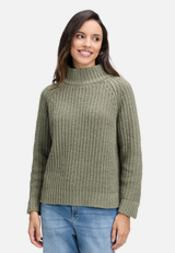 Strickpullover mit Stehkragen / Modellfoto Vorderseite
