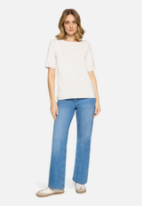 Ringelshirt mit U-Boot-Ausschnitt / Modellfoto Vorderseite (Outfit)