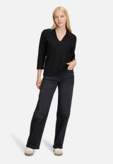 Casual-Shirt mit V-Ausschnitt / Modellfoto Vorderseite (Outfit)