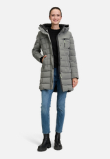 Winterjacke mit Kapuze / Modellfoto Vorderseite (Outfit)