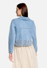 Jeansjacke mit Stickerei / Modellfoto Rückseite