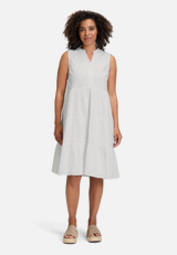 Spitzenkleid mit Lochmuster / Modellfoto Vorderseite (Outfit)