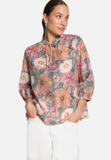 Schlupfbluse mit Blumenmuster / Modellfoto Vorderseite