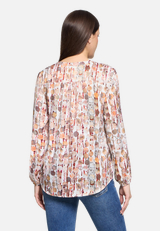 Blusenshirt mit Muster / Modellfoto Rückseite