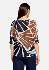 Feinstrickpullover mit Print / Modellfoto Rückseite