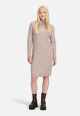 Strickkleid mit Turtle Neck / Modellfoto Vorderseite (Outfit)