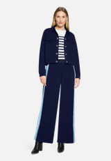 Casual-Hose mit Galonstreifen / Modellfoto Vorderseite (Outfit)