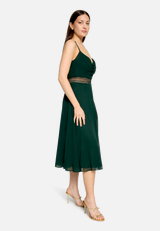 Cocktailkleid mit Wasserfallausschnitt / Modellfoto Vorderseite (Outfit)