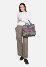 Shopper im Leo-Look / Modellfoto Vorderseite (Outfit)