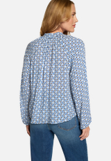 Bluse mit grafischem Print / Modellfoto Rückseite