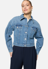Jeansjacke kurz mit Knopfleiste  / Modellfoto Vorderseite