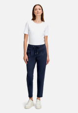 Stretch-Hose mit Eingrifftaschen / Modellfoto Vorderseite (Outfit)