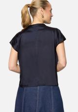 Satinbluse  mit Stehkragen / Modellfoto Rückseite