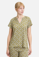 Blusenshirt mit Muster / Modellfoto Vorderseite