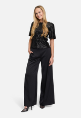 Modern fit Hose mit Taschen / Modellfoto Vorderseite (Outfit)