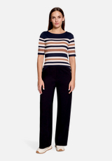 Gestreiftes T-Shirt  mit U-Boot Ausschnitt  / Modellfoto Vorderseite (Outfit)