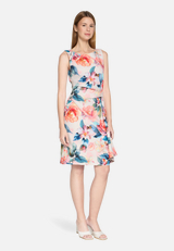 Cocktailkleid mit Blumenprint / Modellfoto Vorderseite (Outfit)