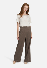 Marlene-Hose im Glitzer-Look / Modellfoto Vorderseite (Outfit)