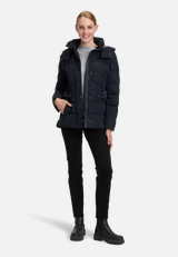 Steppjacke Kunstdaune / Modellfoto Vorderseite (Outfit)