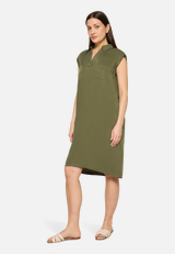 Casual-Kleid mit Kragen / Modellfoto Vorderseite (Outfit)