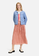 Plisseerock mit offenem Saum / Modellfoto Vorderseite (Outfit)
