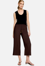 Basic-Top mit V-Ausschnitt  / Modellfoto Vorderseite (Outfit)