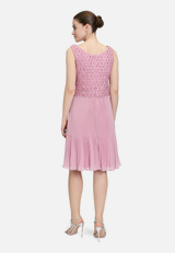 Cocktailkleid mit Plissee / Modellfoto Rückseite