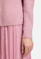 Grobstrick-Pullover mit hohem Kragen / Detailbild