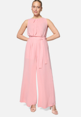Jumpsuit mit Gürtel und weitem Bein / Modellfoto Vorderseite (Outfit)