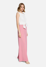 Jumpsuit mit weitem Bein / Modellfoto Vorderseite (Outfit)