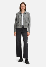 Casual-Jacke mit Taschen / Modellfoto Vorderseite (Outfit)