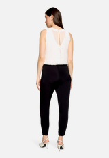 Jumpsuit mit Cut-Outs / Modellfoto Rückseite