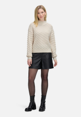 Strickpullover mit Struktur / Modellfoto Vorderseite (Outfit)