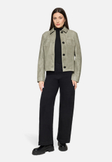 Kunstleder-Jacke mit Kragen / Modellfoto Vorderseite (Outfit)