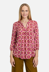 Blusenshirt mit Muster / Modellfoto Vorderseite