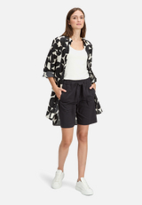 Bermuda mit elastischem Bund / Modellfoto Vorderseite (Outfit)